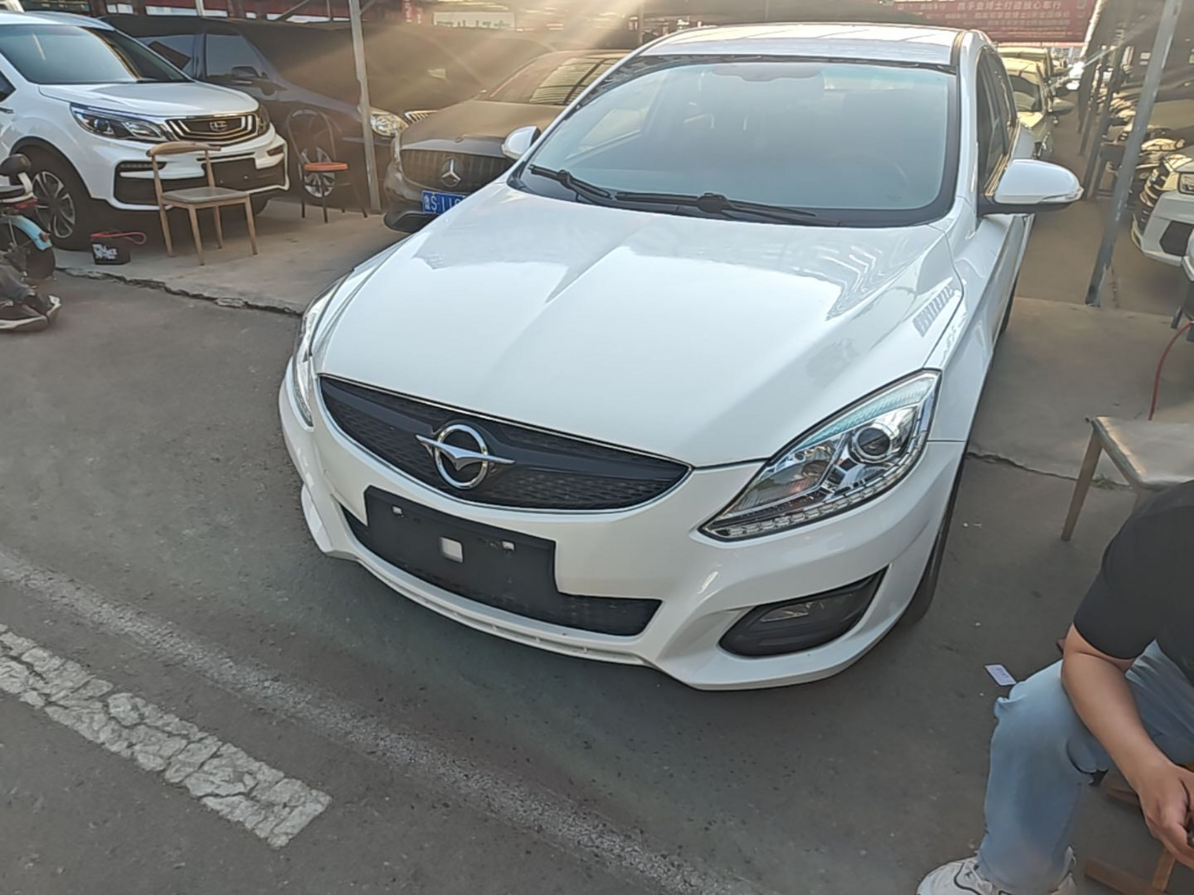 Под передней частью автомобиля