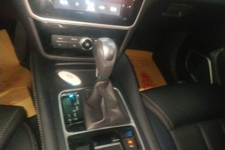 Used BYD Song MAX 2017 1.5T Automatic Smart Connect Elite 7-Seater Gear Lever