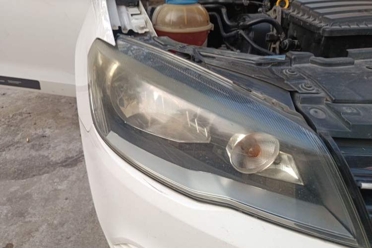 Used Volkswagen Jetta 2015 Value Edition 1.6L Manual Fashionable Style Right Front Headlight