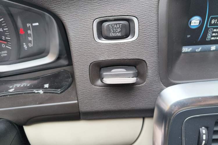 Used Volvo S60 2014 S60L 2.0T Zhiyuan Edition
