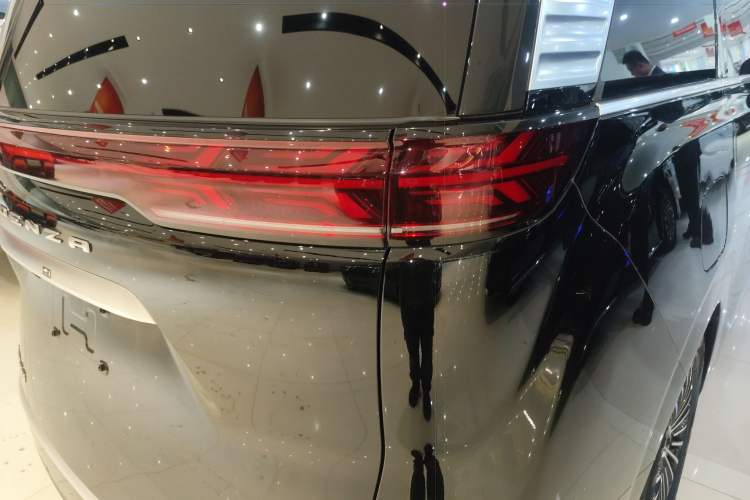 Used Denza D9 2022 DM-i 970 Four-Wheel Drive Flagship Model Exterior 3