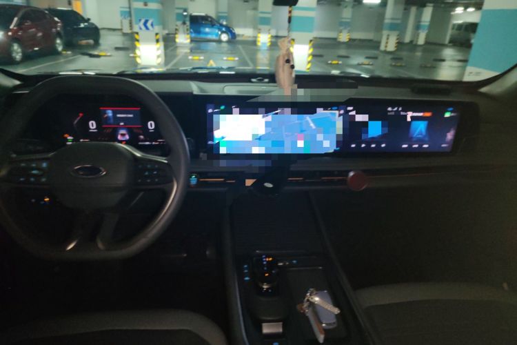 Used Ford Edge 2023 Ford Explorer L 2.0T EcoBoost Four-Wheel Drive 7-Seater Supreme Model Center Console