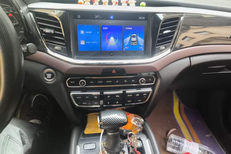 Used GAC Trumpchi GS8 2017 320T Two-Wheel Drive Luxury Smart Connectivity Version (7 Seats) Audio And AC Panel