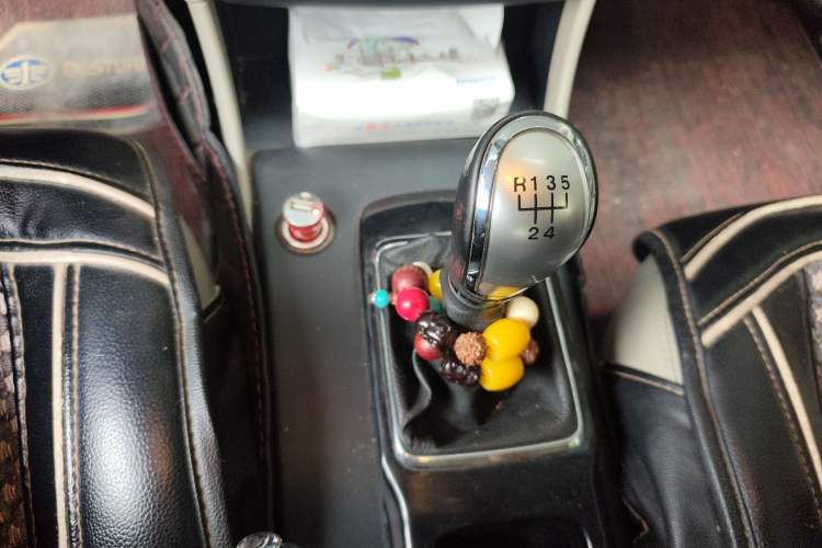 Used Bestune B50 2013 1.6L manual Comfort trim level Gear Lever