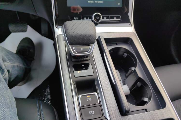 Used Roewe RX5 2025 PLUS 330TGI Automatic Trendsetting Smart Edition Gear Lever