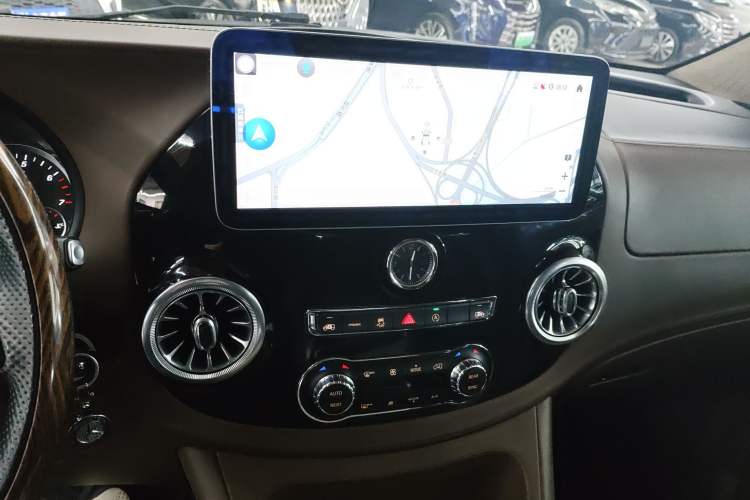 Used Mercedes-Benz Vito 2020 2.0T Business Version 7 Seats Audio And AC Panel