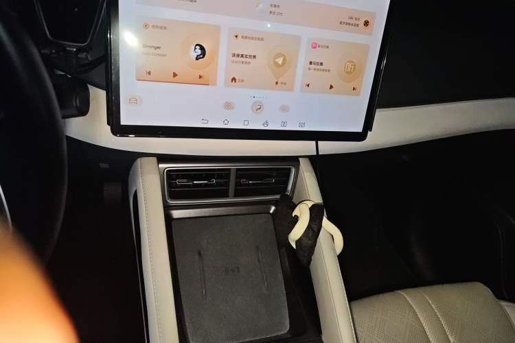 Used BYD Yuan UP 2024 401KM Beyond Edition Audio And AC Panel