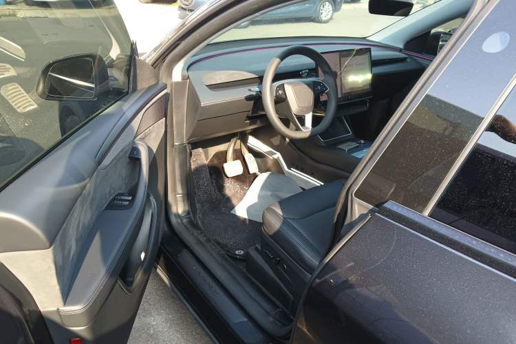 Used Tesla Model Y 2025 Long-Range All-Wheel-Drive Version
