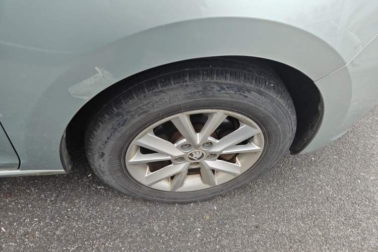 Used Skoda Rapid 2015 1.6L Automatic Enjoyment Selection Model Right Front Wheel Hub