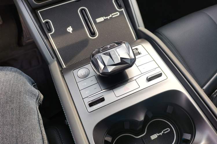 Used BYD Qin L 2025 DM-i Smart Drive 80KM Leading Model Gear Lever