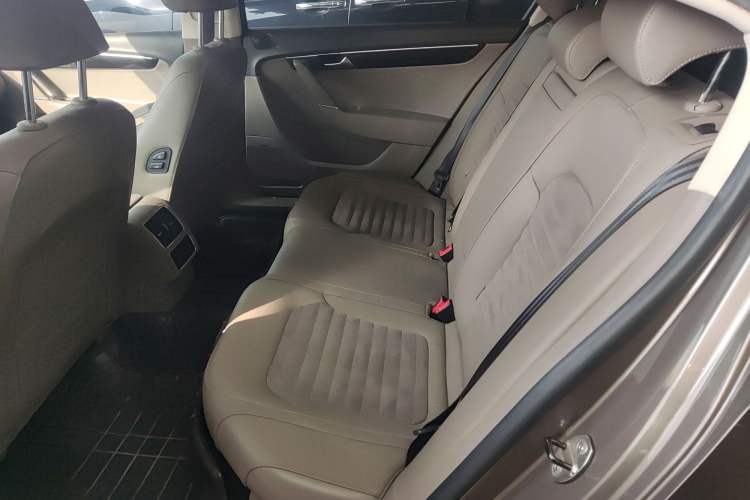 Used Volkswagen Magotan 2015 1.8TSI Luxury Model Left Rear Seat