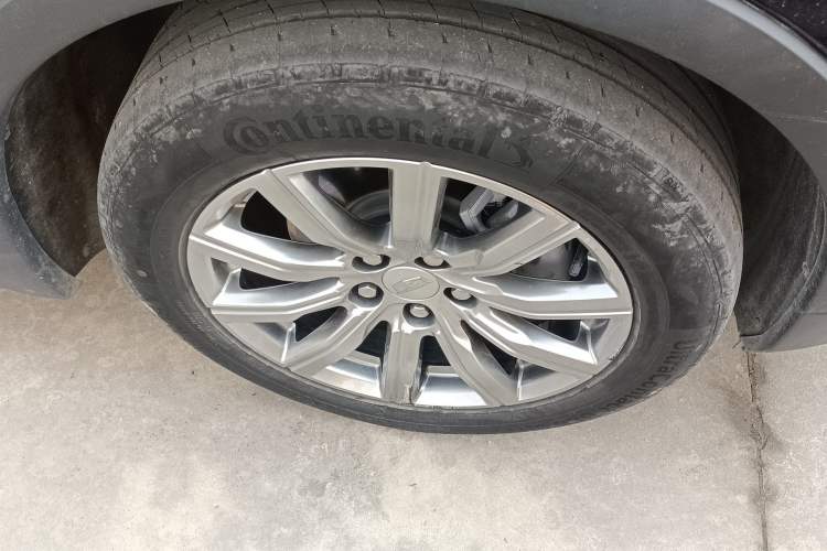 Used Cadillac XT4 2022 28T Two-Wheel Drive Prestige Version Right Front Wheel Hub