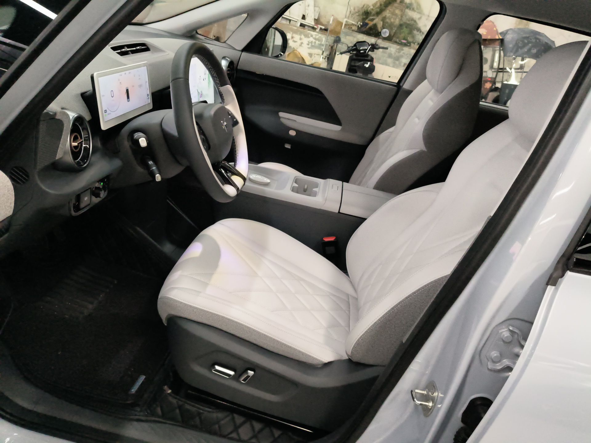 المقاعد الأمامية داخل السيارة