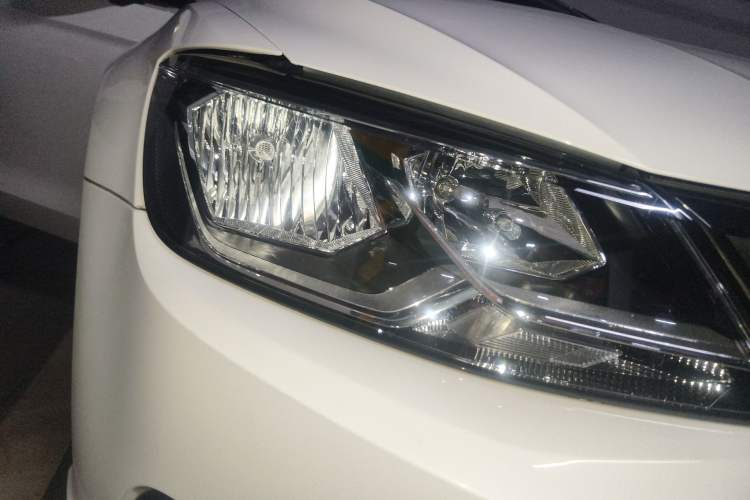 Used Volkswagen Lamando 2015 280TSI DSG Comfort Edition Right Front Headlight