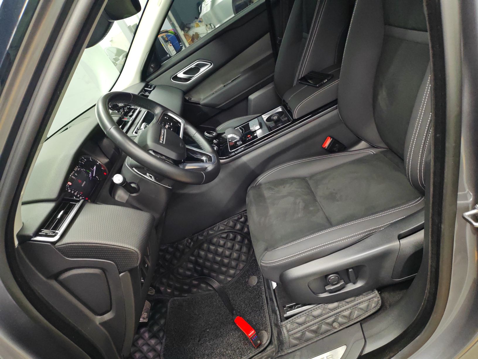 Переднее сиденье в автомобиле