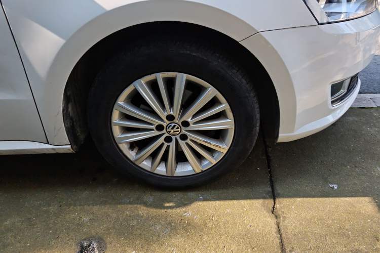 Used Volkswagen Gran Lavida 2013 1.4 TSI Automatic Comfort Model Right Front Wheel Hub