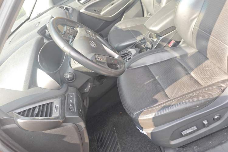 Used Hyundai Santa Fe 2013 2.4L Automatic Two-Wheel Drive Smart Version Left Front Seat