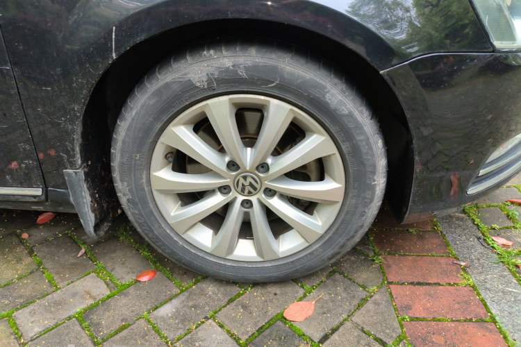 Used Volkswagen Magotan 2012 Revised 1.4 TSI Luxury Version Right Front Wheel Hub