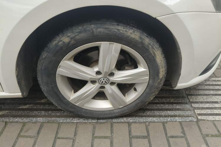 Used Volkswagen Lavida 2017 1.6L Automatic Fashion Edition Right Front Wheel Hub