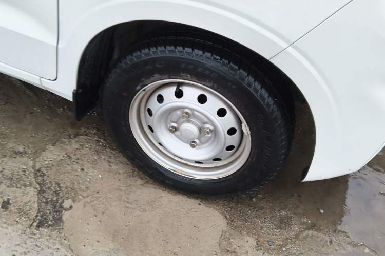 Used Wuling Hongguang V 2022 1.5L Jingqu Version Hydraulic Power Steering LAR Right Front Wheel Hub