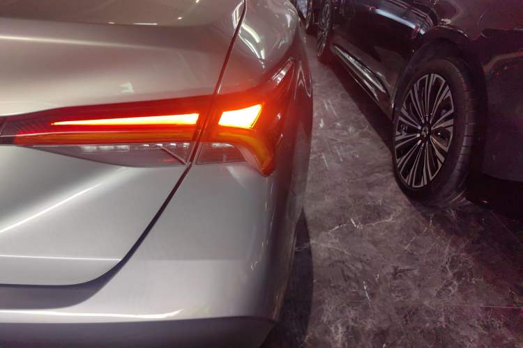 Used Toyota Avalon 2019 Dual-Engine 2.5L Luxury Edition China VI Standard