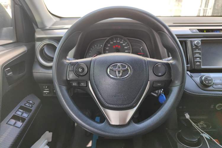 Used Toyota RAV4 2015 2.0L CVT Two-Wheel Drive Fashion Edition
