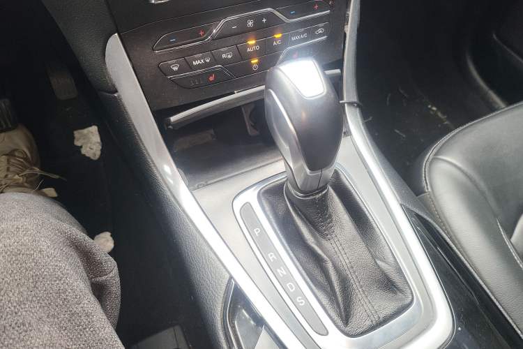 Used Ford Edge 2015 2.0T GTDi Two-Wheel-Drive High-Line Version
