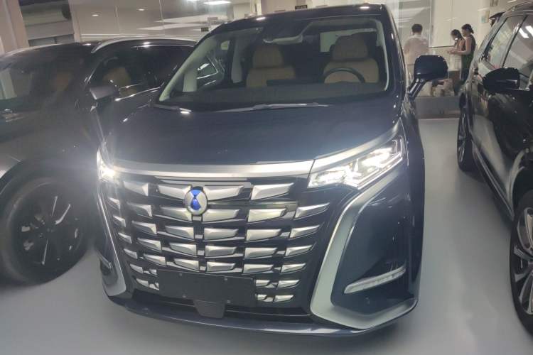 Used Denza D9 2024 DM-i 1050 Luxury Model Front