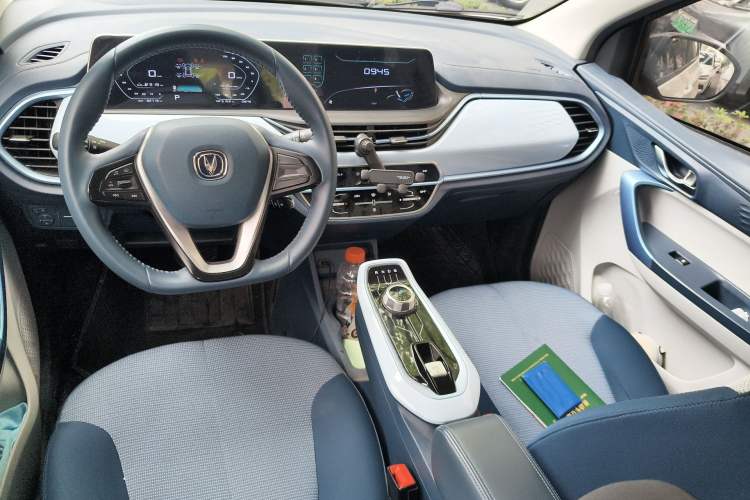 Used CHANGAN Benni E-Star 2022 Qingxin Edition Colorful Model Lithium Iron Phosphate Center Console