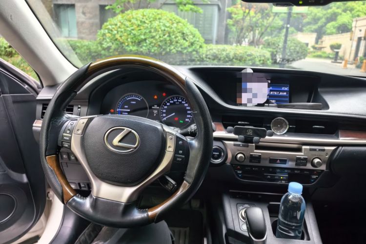 Used Lexus ES 2013 300h Elite Edition
