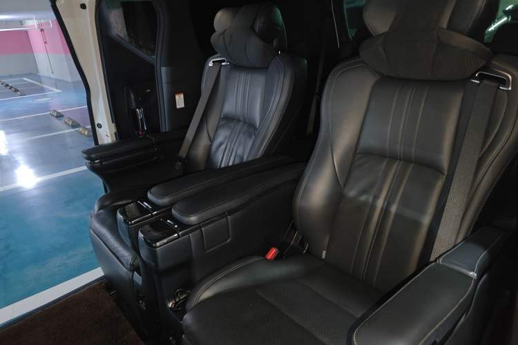 Used Lexus LM 2020 300h Seven-Seat Elegant Edition Left Rear Seat