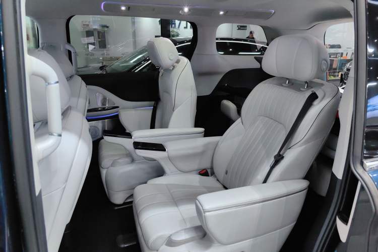 Used VOYAH Dream 2025 PHEV Four-Wheel-Drive Flagship Kunpeng Edition Left Rear Seat