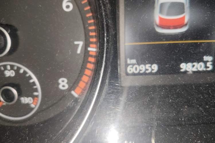 Used Volkswagen FAW-Volkswagen CC 2016 1.8TSI Luxury Model Odometer Close Up