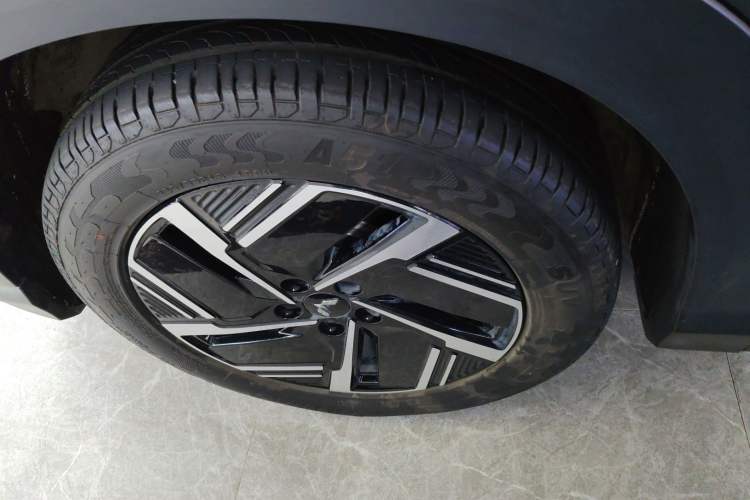 Used Wuling Xingguang S 2024 130km Flagship Version Left Front Wheel Hub