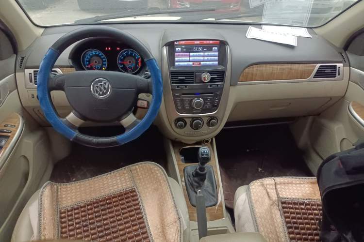 Used Buick Excelle 2015 1.5L Manual Classic Trim Center Console