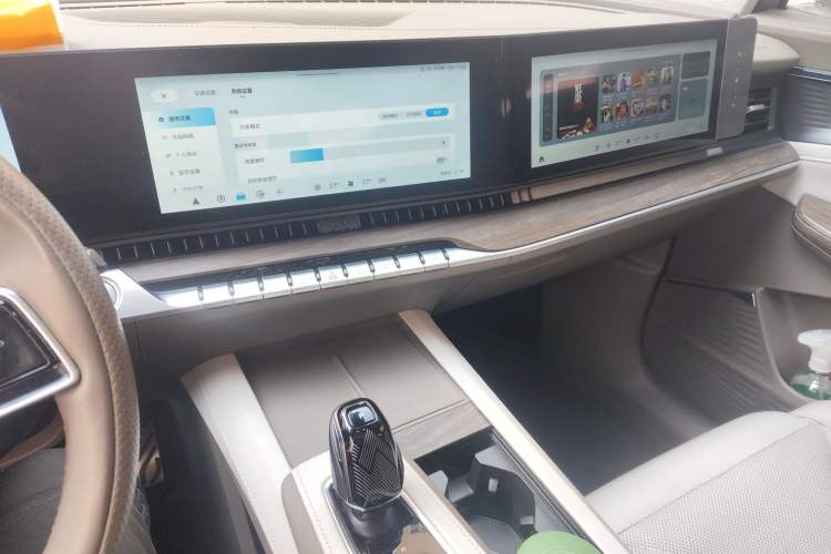 Used Roewe RX9 2023 2.0T Four-Wheel Drive Luxury Edition Audio And AC Panel