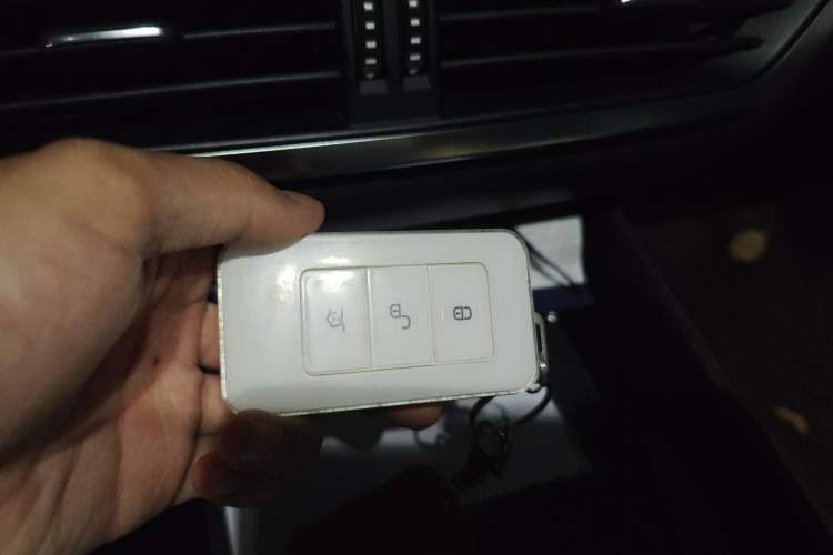 Used BYD Tang New Energy 2018 DM 2.0T All-Wheel Drive Smart Connect Elite 7-Seater China V Emission Standard Vehicle Key