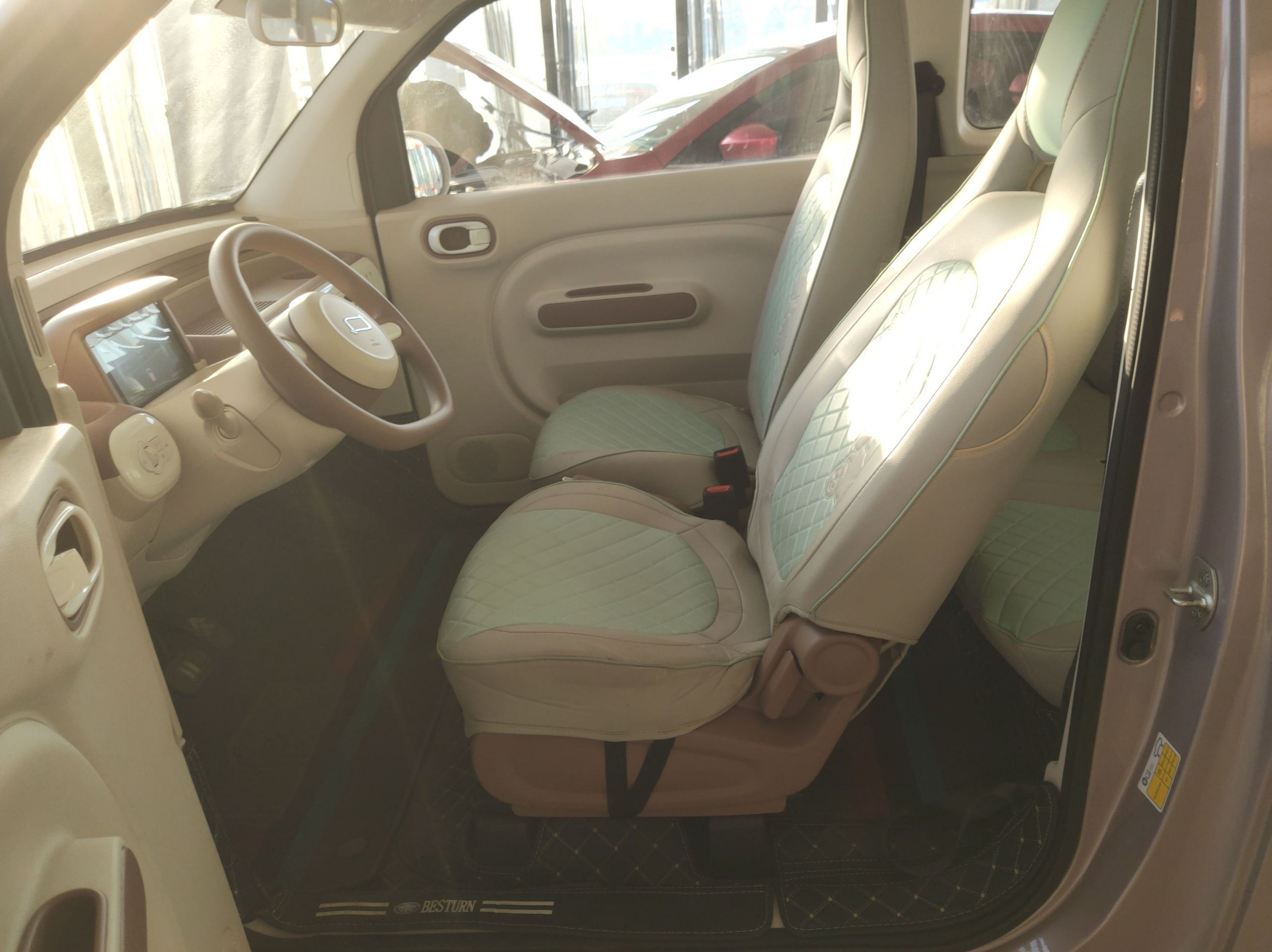 المقاعد الأمامية داخل السيارة