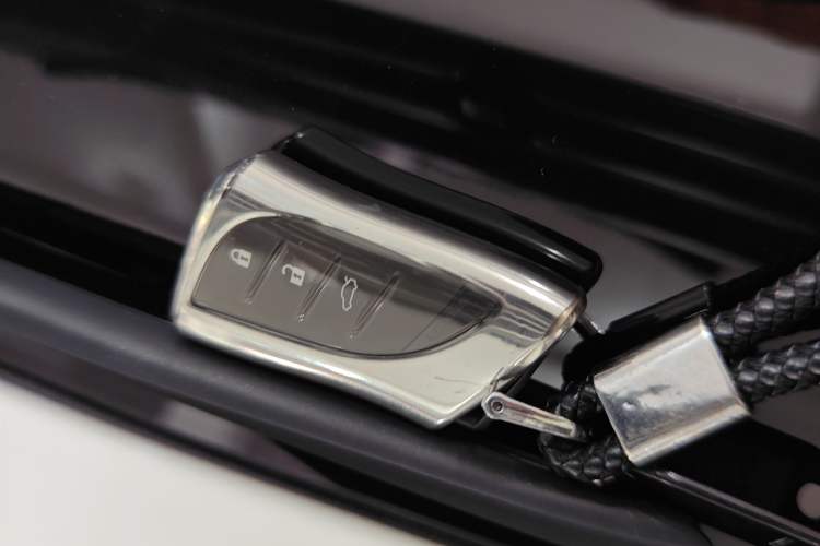 Used Lexus ES 2025 300h Deluxe Edition
