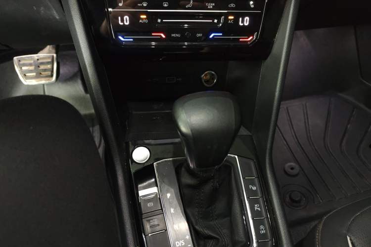 Used Volkswagen Tiguan L 2023 Restyled 330TSI Automatic Two-Wheel Drive R-Line Enhanced Comfort Version Gear Lever