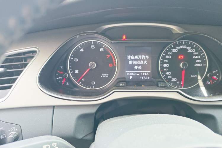 Used Audi A4L 2015 35 TFSI Automatic Standard Model Odometer Close Up