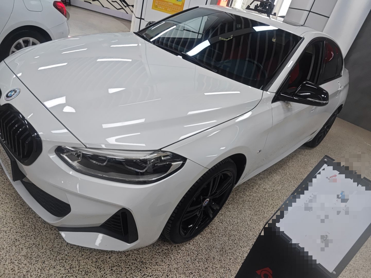 تحت مقدمة السيارة