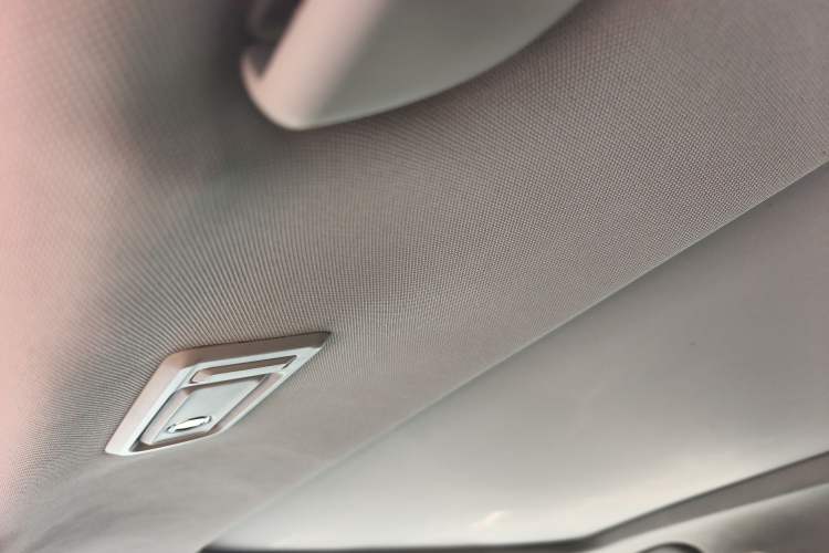 Used GAC Trumpchi GS7 2017 320T Two-Wheel-Drive Luxury Smart Connectivity Model Headliner