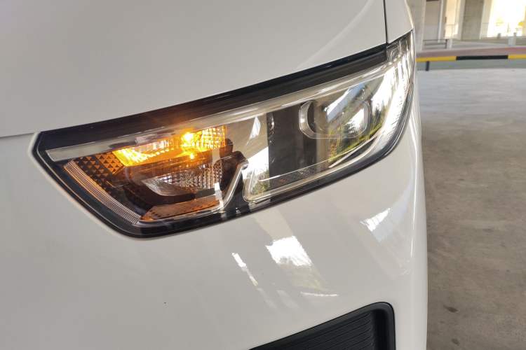 Used Wuling Yangguang 2024 300KM Comfort Version Passenger Van 75kW