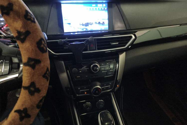 Used Zotye Domy X5 2017 Upgraded Model 1.5T CVT ZhiXian Edition Audio And AC Panel