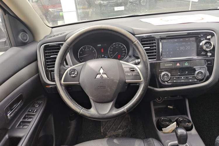 Used Mitsubishi Outlander 2014 2.4L 4x4 Deluxe Value Edition 7 Seats Steering Wheel