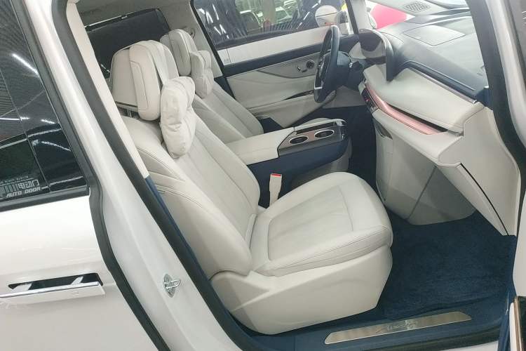 Used Buick GL8 New Energy 2024 Lu Zun Luxury Edition 7-Seater Right Front Seat