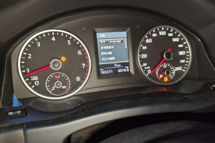 Used Volkswagen Tiguan 2013 1.8 TSI Automatic All-Wheel Drive Luxury Model Odometer Close Up