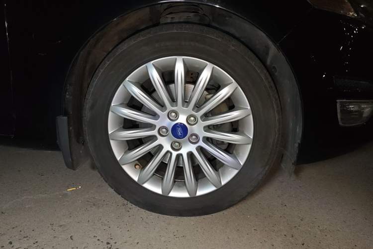 Used Ford Mondeo 2011 2.0L GTDi 200 Luxury Edition Right Front Wheel Hub