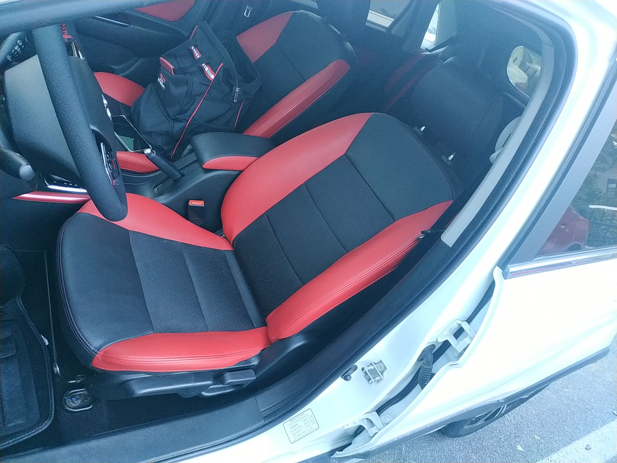 المقاعد الأمامية داخل السيارة